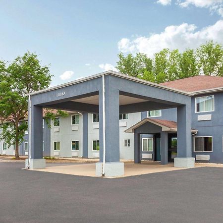 Super 8 By Wyndham Mchenry Fox Lake Area Extérieur photo