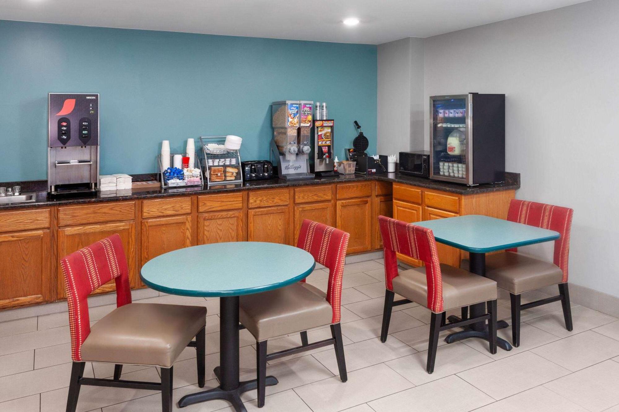Super 8 By Wyndham Mchenry Fox Lake Area Extérieur photo