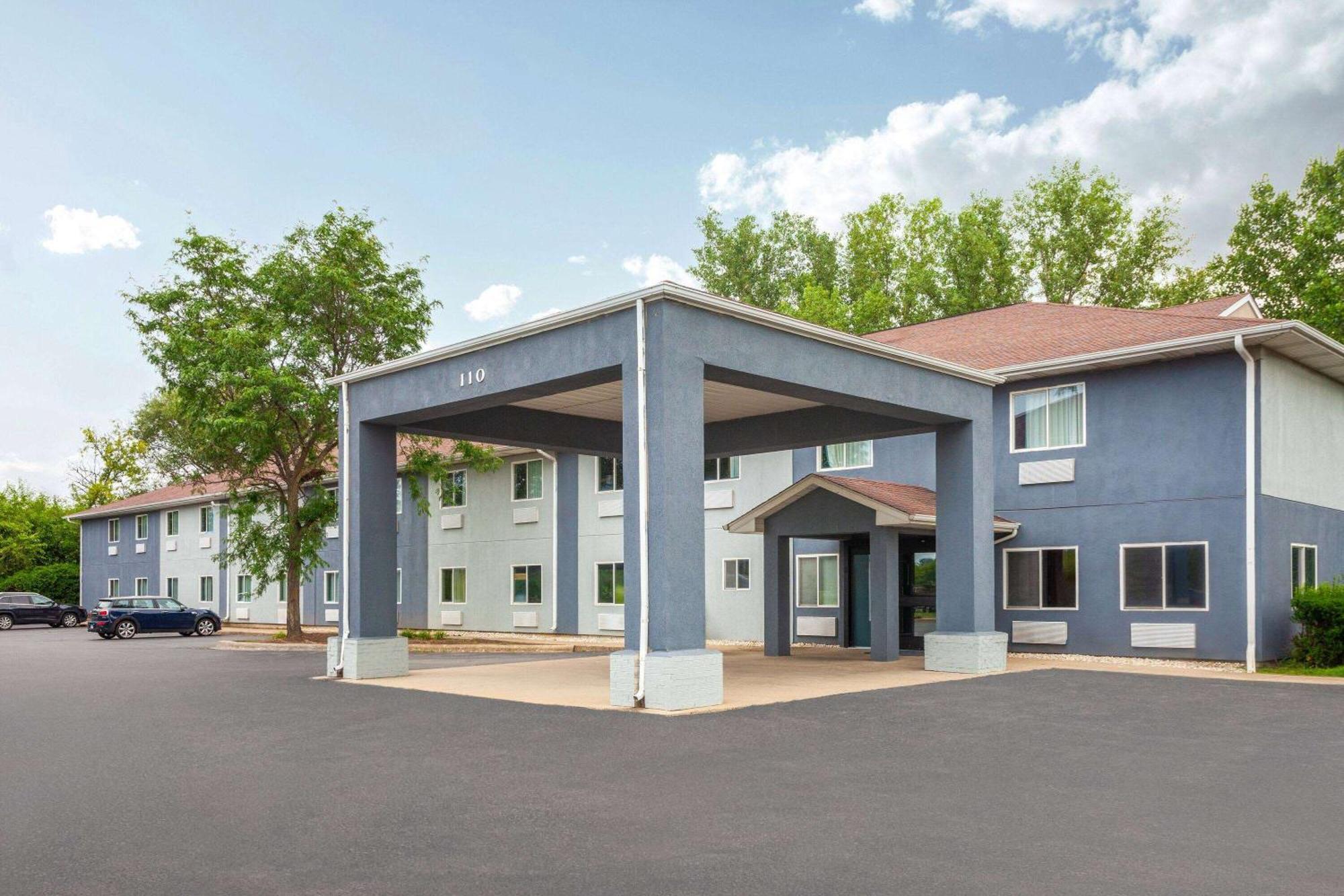 Super 8 By Wyndham Mchenry Fox Lake Area Extérieur photo