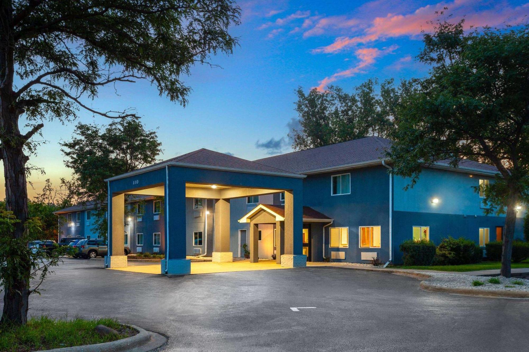 Super 8 By Wyndham Mchenry Fox Lake Area Extérieur photo